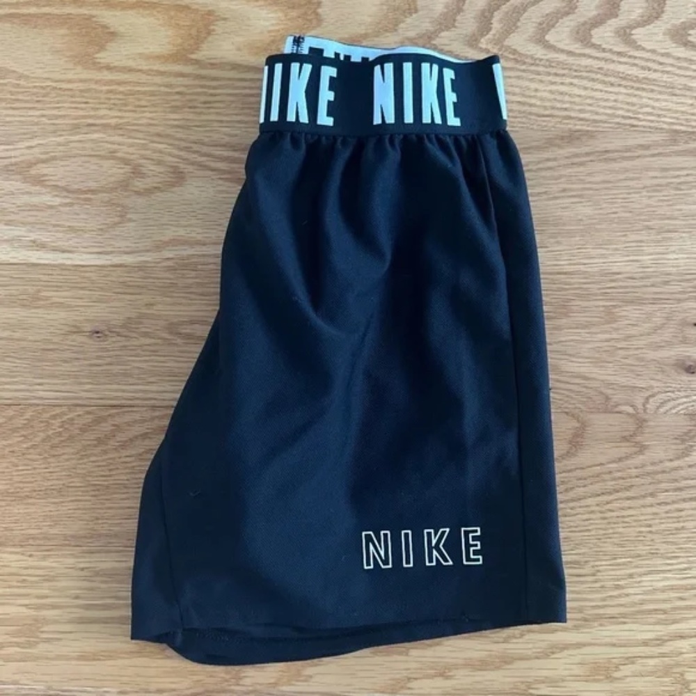 Nike Girls Dri-Fit Gym Shorts (L) - Picture 3 of 9